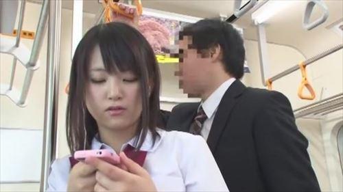 美少女の体は敏感に反応し、必死に抵抗するが、男の強引な行為によって、快感に溺れ、無抵抗のままだった