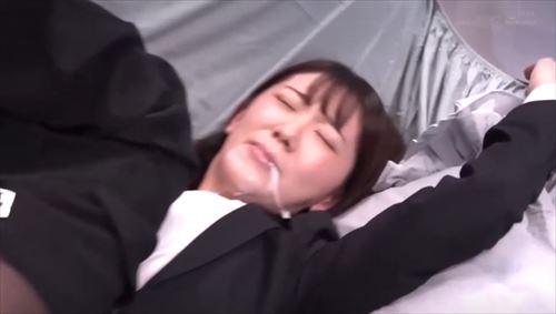 求職者ＭＭ号が１万円を得るように励む。乳を口に含めば、辛抱力は持続する。