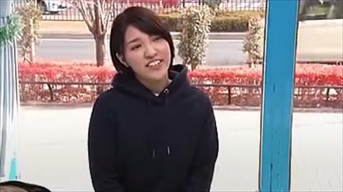 注意気持ちよすぎて恥ずかしい愛、液お漏らししちゃってるw素人娘がガラス越しの彼氏の前で赤面潮吹き、激シコ。