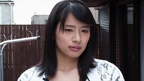 早熟なエッチ映像に出演する男性と、配偶者の女性が肉体関係を持つ。