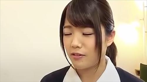 初級診療着の艶やかな存在が乱れ、秘部を舐められ小さな胸を揺らして