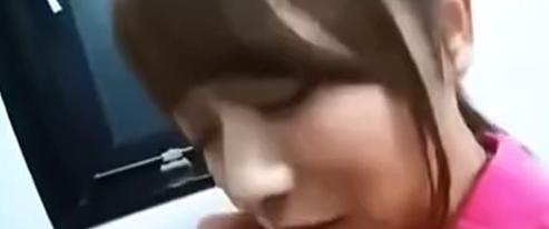 不倫相手の妻は不安そうだが、狭
