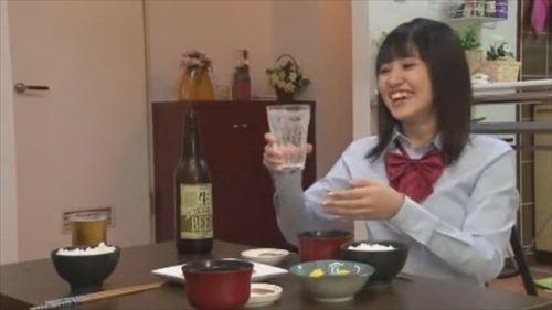 学生服の女性、恥ずかしがりながらも、家族の誰もが興奮するような激しいキスを迫る