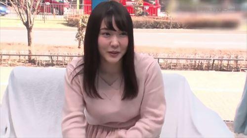 美しい娘たちを街でナンパし、車の中で性的なポーズをとらせて、貪欲に犯したい.
