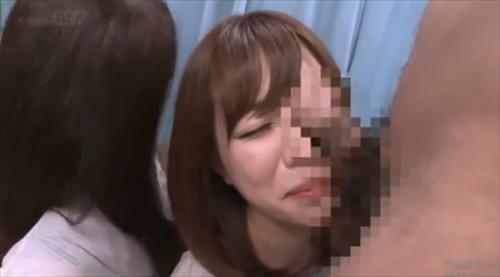 魅力的な奥様によって興奮し、徹底的に勃起する。