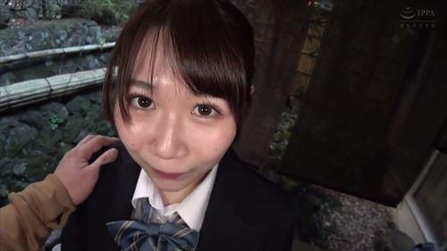 少女の身体は幼く、乳房は敏感で、温泉旅館で大胆に絡み合った
