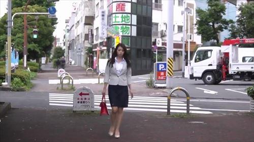 美貌の熟女は誘惑され、性濃いめ的強要を受け、服を脱ぎ、敏感な部分を責められ、快楽に引きずり込まれる.