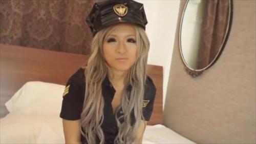 警察官が短めスカートで男性器をこすりながら交尾シーンを演じる。