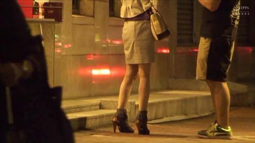 女たちゴムをつけてあげる先っぽだけ酔狂した妻たちのアソ、寝取り出会う。