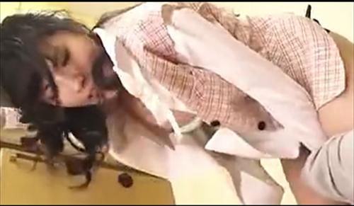 監督会社の美しさと閉じ込められた部屋で理性を失った男が乱暴、衣強アパート。