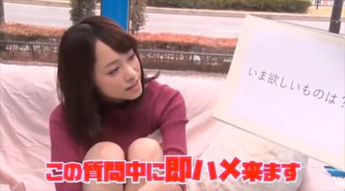 波しぶきを上げてしまったとても愛らしい女子大生