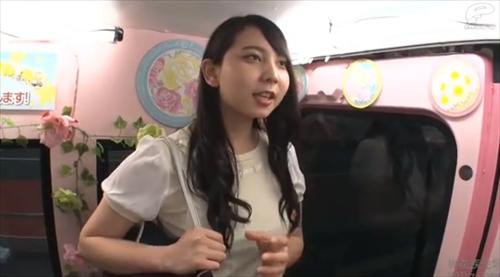恥じらいを覚えるが、可憐な要素があって、セクシーなプランによる真剣なセックスに魅了される淫らな映像です。