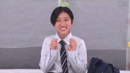 若い女の子が初めて経験する大きな性器に、赤面した制服姿で誘惑され、激しいセックス