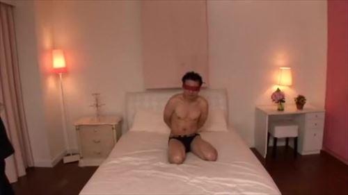 美貌の持ち主で、大胆な性欲を持つ女性が、目を覆われた男性を誘惑