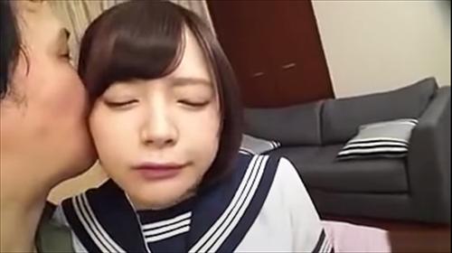 熟した身体をなでてびっしょりと濡れた美しい性器にゴムなしで挿入、純真無垢な美少女のま