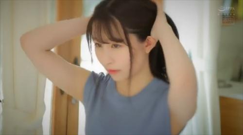 女性が腰を振りながら、柔らかそうで白い体が官能的なクンニを行う。