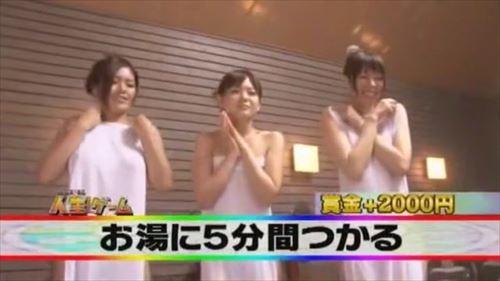 恋する女子大生は、彼氏を誘惑し、お風呂場で手コキをしながら喘ぎ声を上げる