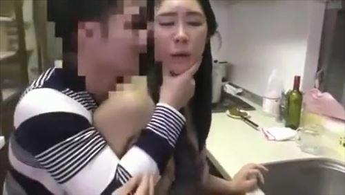 親密な関係の母親と息子の性的行為
