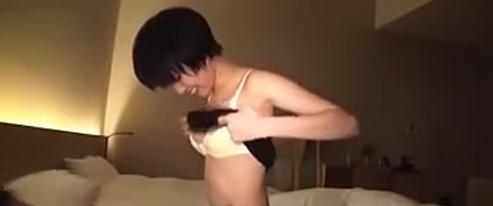 若い綺麗な女性が下着をつけたまま過激な性行為をする。