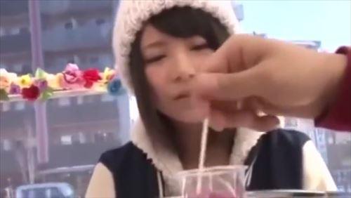 純粋な少女が初めてのアヘ顔体験を、モザイクなしで見せる
