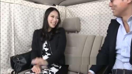 魅惑的な奥様を車内で誘惑し、黒のパンティとタイツ姿で密着。燃えるような欲望を満たす行為に身を委ね、深い快楽に酔いしれ、中出しで終わる.