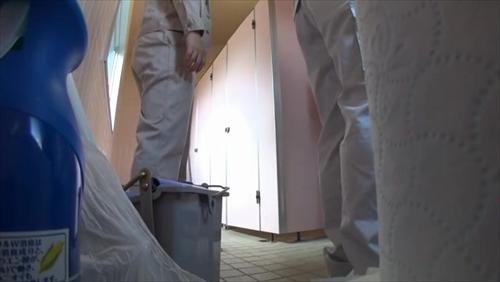 若い女性たちが浴衣を着た姿で、露天風呂で性的暴行を楽しむ犯罪者。