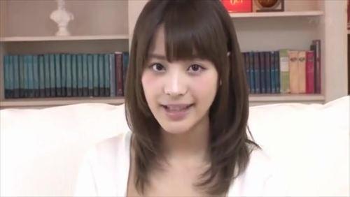 スタイル抜群の若い女性が性感帯を刺激されると、すぐに感じてしまった。