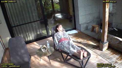 衰えた女が男に抱かれ、湯気の立つ露天風呂の中で激しい愛を交わす