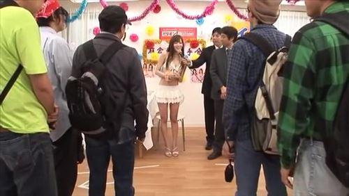 熱狂的なファンに感謝の気持ちを込めて手コキで報酬を支払う
