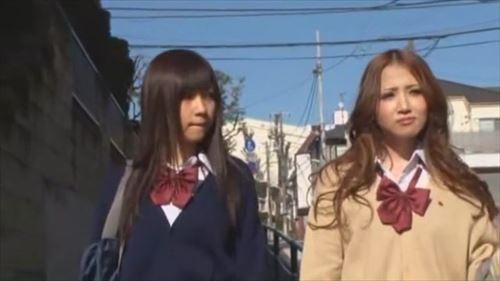 少女は電車の中で男たちから性的虐待を受けた