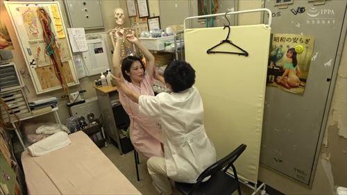 美貌の妻、黒髪ショートヘア。悪徳な医師に性的に辱められ、快楽の頂点を迎える