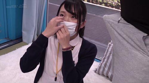 清楚な看護師が男性をベッドに誘い、手や口で責め、最後は挿入して交わった。