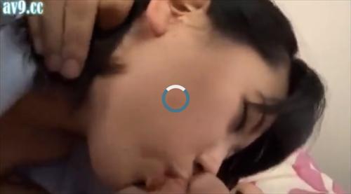 泣きながら女性が奴隷のように男たちに強制される。