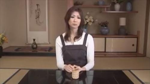 静かな日々を求める魅力的な奥様が、満たされず若い男性と浮気し、絶頂を迎える