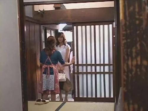 欲情に燃える母は息子の精子を貪欲に受け入れ、激しい性交で快感に溺れる