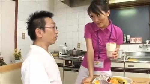 癒しの笑顔と淫らな語り口で性的に貢献する美人訪問介護士。