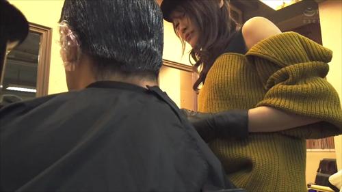 デカパイを押しつけるエロティックな女性、大きくない。