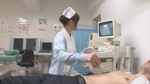濡れた白衣の女性医師が激しい愛撫と痙攣するような性交