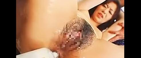 成熟した母親が若者に満たされる。