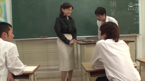 女性教師の魅力的な指導方法は、魅力的な男子生徒です。