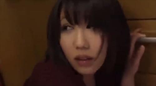 すらりとした美しい女性が他者に性的暴行を受ける。