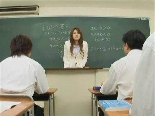 授業で性行為やそれに伴う心理的影響について教える教師の姿は、不適切であり、変態的だと感じられる.