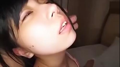 激烈注意必要な刺激的カップルをソファに腰掛けさせる。