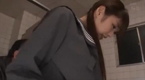 制服が不潔で厠で公的衣装を着た人、スカートの中をチラ見させる小悪魔。