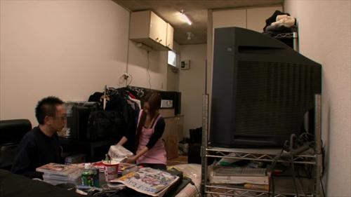 裸の家主に性器を弄られ、不潔な部屋でオナホが転がる。