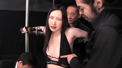 ボンデージ衣装の乳首露出の娘が手を縛られた。