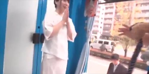 初心者麗姿が号に搭乗彼氏を外に待つ。