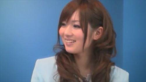 クイズ番組で優勝した男に、美女アナウンサーが性的賞賛を贈り、甘いキスを交わした。