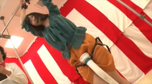 初心者娘が両手を縛り付けるされる。