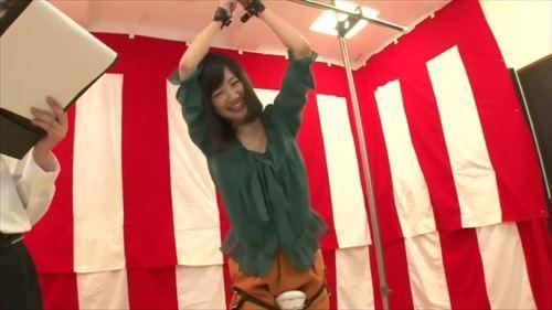 エロ的欲求を満たすため、彼は彼女を乱暴にし、クイズ大会は中断、裸で接触